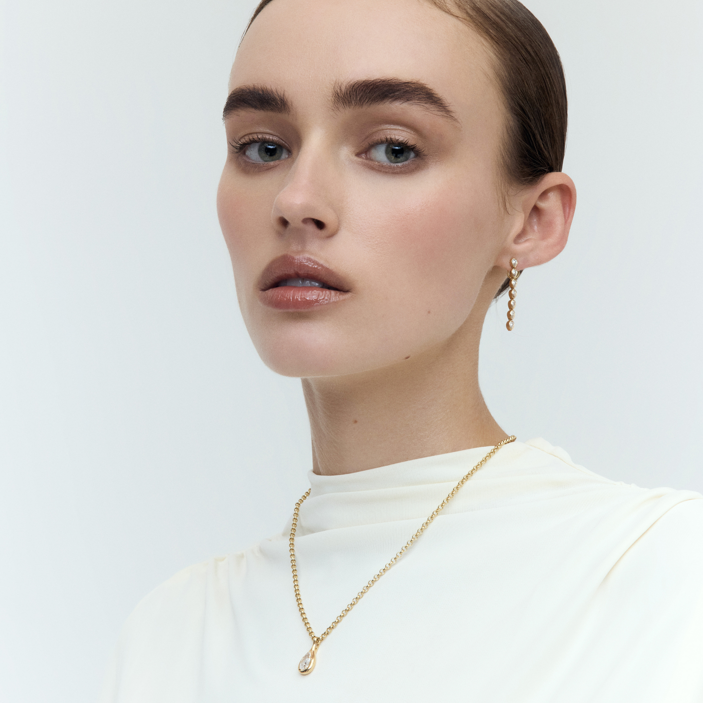 The Beauty of Bezel Settings: Timeless Elegance in Jewellery